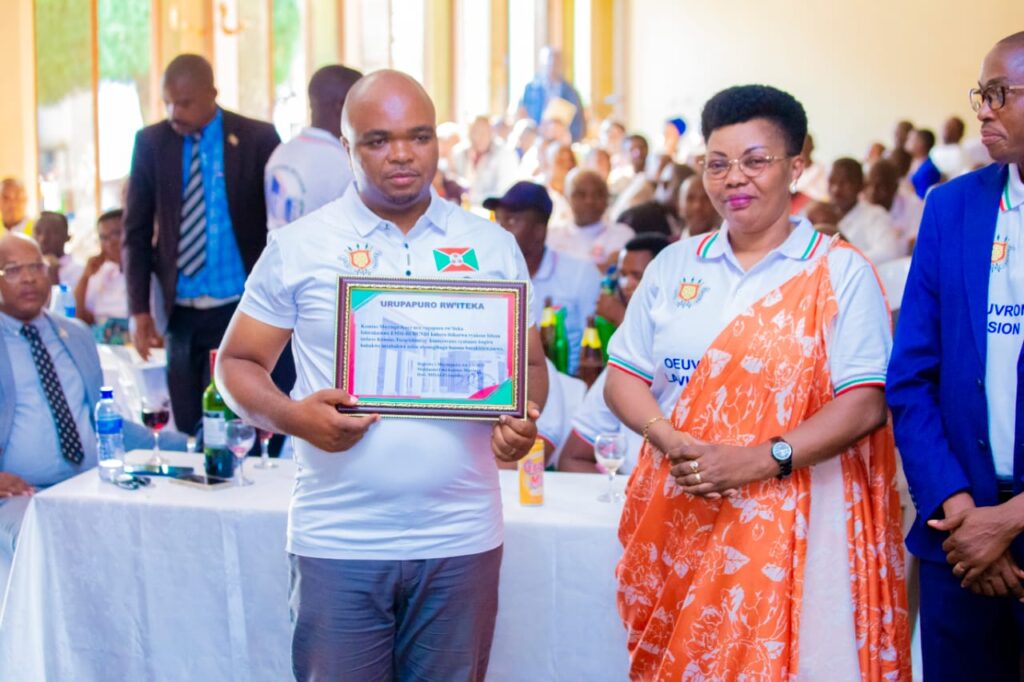 Cette image montre un certificat d'honneur délivré par la Commune de Muyinga au Directeur Général de l'EMSI BURUNDI pour leurs réalisations dans la commune.